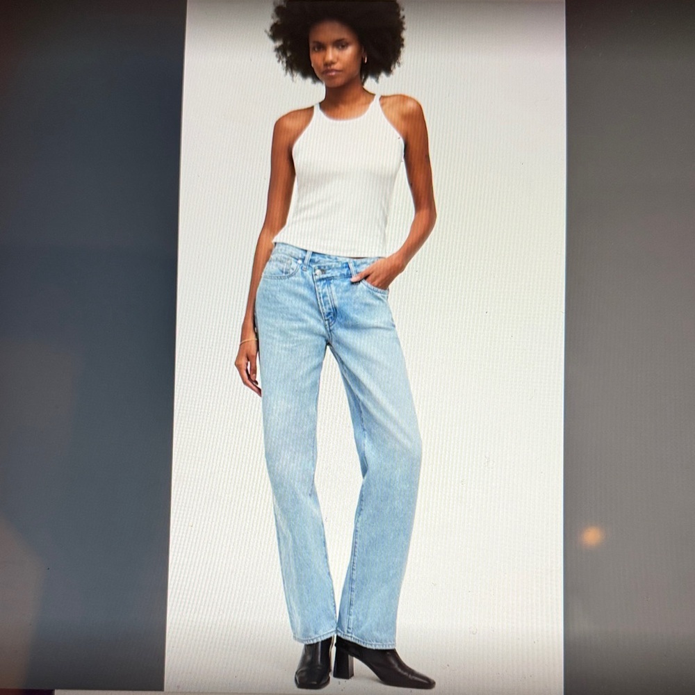 Madewell Low Slung Straight Leg Jean. size 33. Light Blue wash.